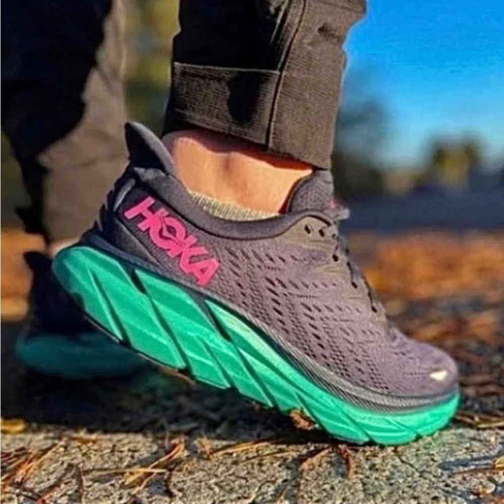 Hoka One One Clifton 8 in Outer Space Atlantis, 8.5